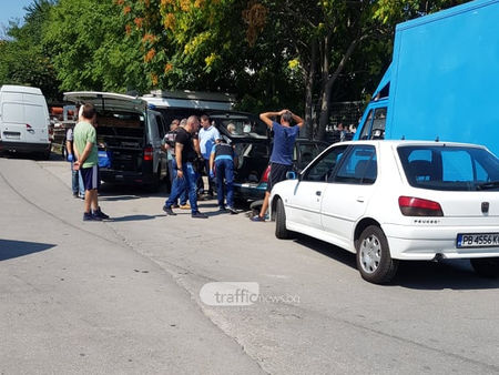 Полицейска акция до моста на Адата в Пловдив! Двама с белезници на земята