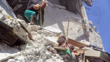 Малко момиченце опитва да спаси сестричката си от рушаща се сграда в Сирия