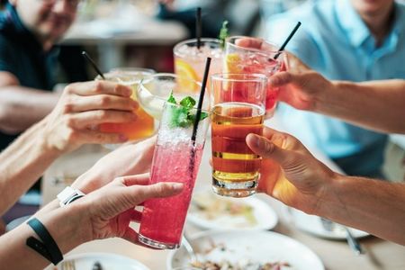 Как да се предпазите от фалшив алкохол на почивката си?