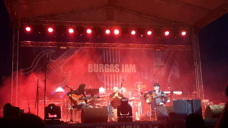 Само в Бургас - града на фестивалите! Над 2000 пяха с ФСБ под акомпанимента на десетки китари