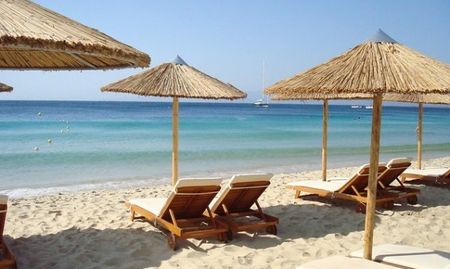 Наплив: Гръцките плажове пълни с туристи, сянката - кът
