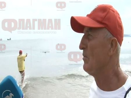 Спасители от Бургас вадят от водата хора, опарени от медузи