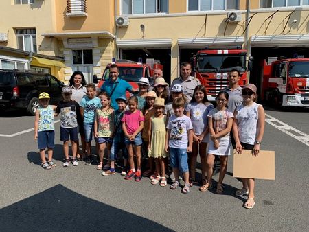Деца от Бургас, София и Лас Вегас рисуваха пред пожарната в Бургас