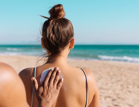Кой е най-добрият начин да предпазим кожата си от вредните лъчи на слънцето?
