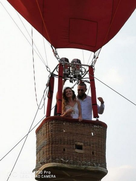 Романтично предложение: Двойка полетя с балон над столицата, тя каза "ДА"