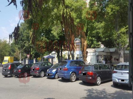 Бургаски шофьори „бягат” от Синята зона в центъра, спират пред детски градини, магазини и ..