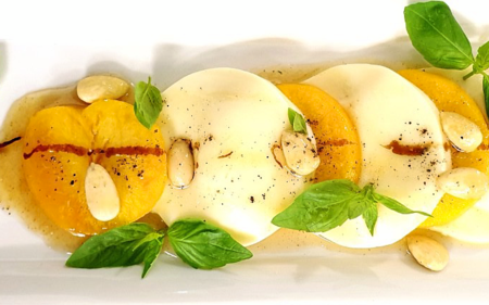 Вкусно лято с шеф Краси Петров: рецепта за „Капрезе“ с карамелизирани нектарини и бланширани бадеми