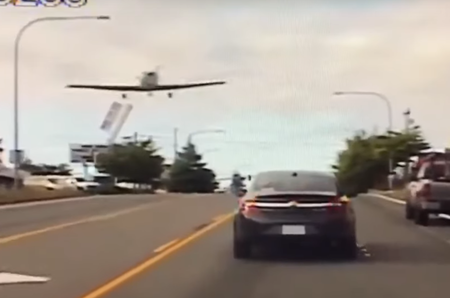 Пред очите на полицай: Самолет кацна аварийно на шосе в САЩ