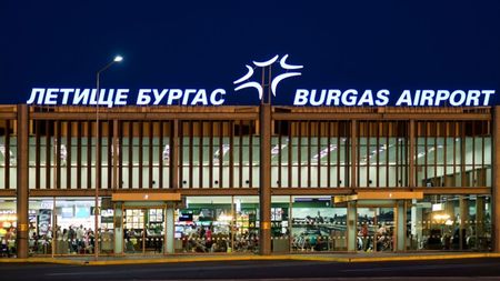 На летище Бургас задържаха два полета за Москва