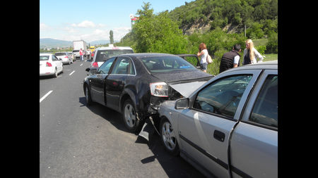 Жестоко автомеле с 4 коли и 4 пострадали край Равадиново, две от тях са деца