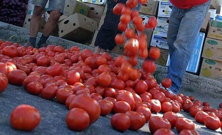 Покачват се цените на доматите, олиото и пилешкото