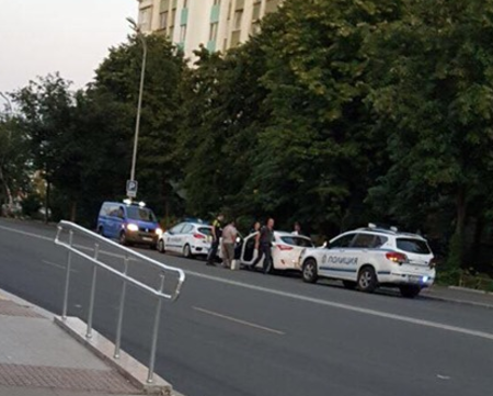 Екшън в бургаския жк „Славейков”! Униформени снемат отпечатъци от колата на млад мъж