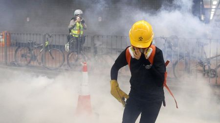 Полицията в Хонконг отново използва сълзотворен газ срещу протестиращи