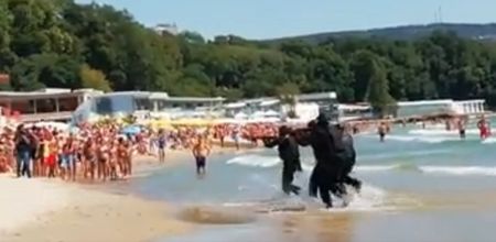Потресаващи КАДРИ: Въоръжени до зъби командоси атакуваха плажа във Варна!