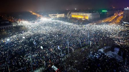 Многохиляден антиправителствен протест в Румъния