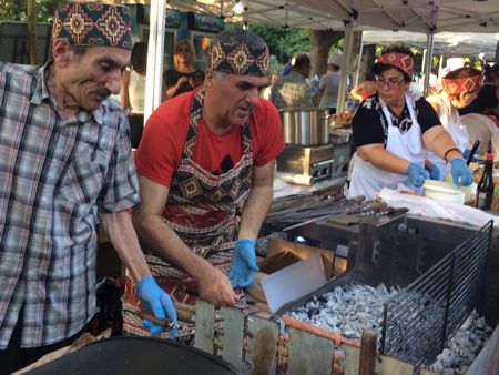 Кулинарни специалитети от Армения опитаха бургазлии на нов фестивал
