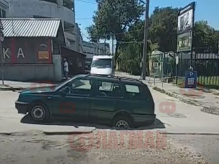 Абсурд: Автомобил пропадна в яма след ремонт на ВиК в Русе