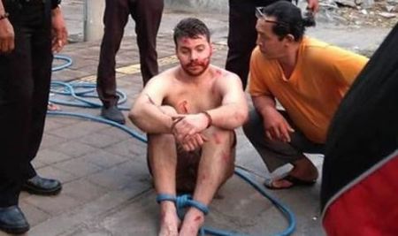 Ето как арестуваха и унжиха пиян турист на остров Бали