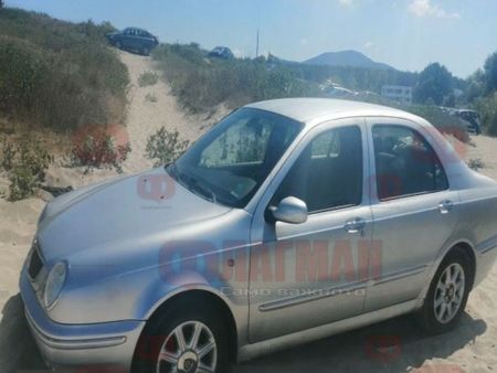 Тузари паркират колите си до вълните на плаж Нестинарка