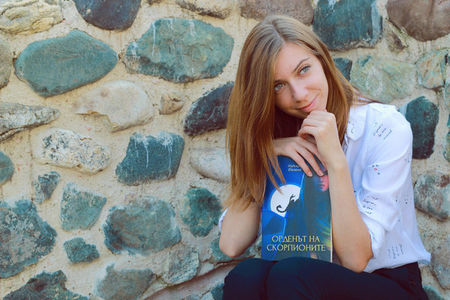Бургазлийката Надежда Динева представя дебютния си роман „Орденът на скорпионите“ в Казиното