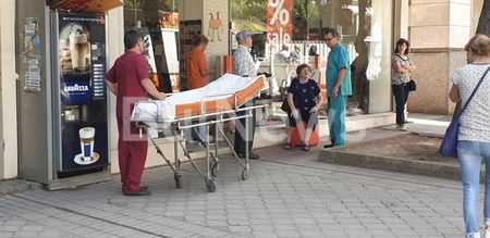 Нещо става! Лекари спасяват човек в центъра на Враца