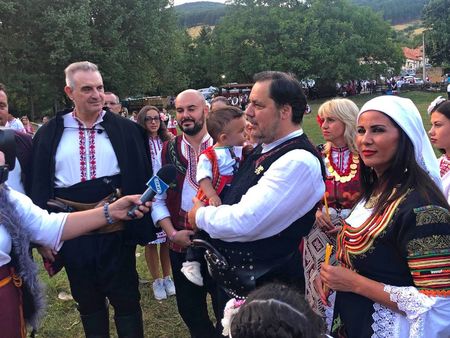 Започва Фестивалът на фолклорната носия в Жеравна, сем.Цветанови се появиха скромно сред народа (ОБНОВЕНА)