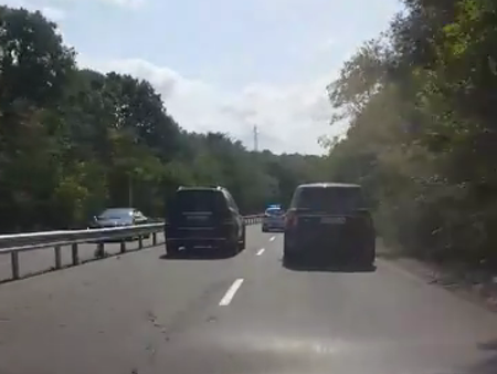 Бургаските полицаи им хванаха цаката, вижте как принудиха два мощни джипа да карат с 80 км/ч