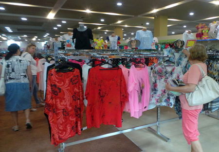 Луди намаления в китайския мол в Бургас - вижте най-големите модни изкушения (СНИМКИ)