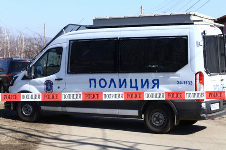 Зверско убийство край София, намериха разфасован труп в бидони