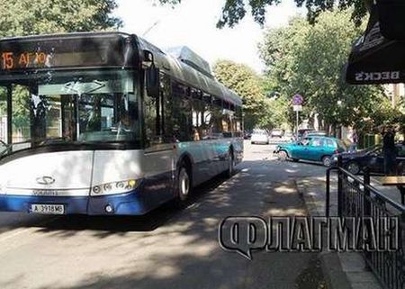 Защо в градски автобус звучи сръбска чалга, а шофьори псуват пътници пред туристите?