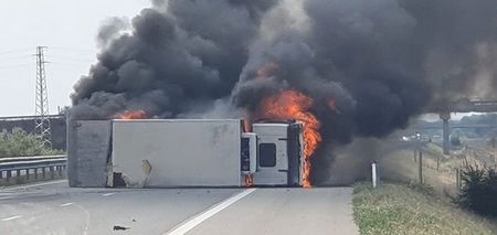 Тир избухна в пламъци на АМ "Тракия", гъсти кълбета дим покриха магистралата