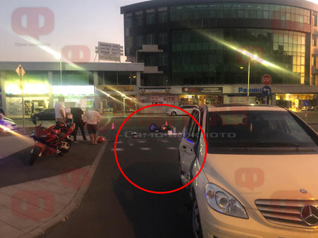 Извънредно! Мерцедес отнесе момче и момиче с мотор на кръстовището при мол „Галерия” в Бургас