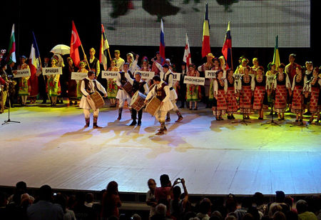 Валя Балканска, Калинка Згурова и Янка Рупкина ще открият  Международния фолклорен фестивал в Бургас