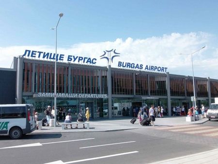 Сигнали за бомби и на летищата във Варна и Бургас