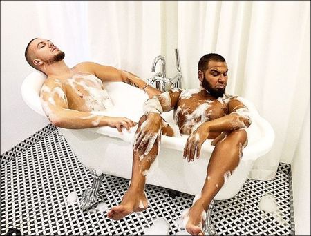 Азис с мъж във ваната