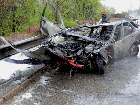 Кошмар на пътя! Бургаско БМВ пламна след удар в мантинела, двама младежи са между живота и смъртта 