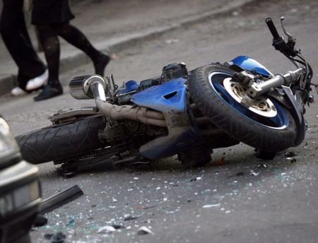 БМВ сече пътя на мотопедист на оживен булевард в Бургас, прати го в болницата