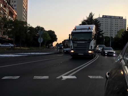 ТИР и автобус на градския транспорт в Бургас се засякоха в кръговото край Метро, задръстването е огромно