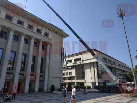 Защо 30-метров кран блокира ул."Конт Андрованти" в супер центъра на Бургас