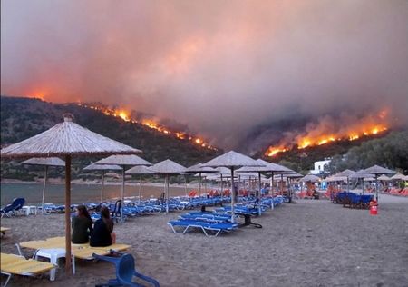 Ужас в Гърция, евакуират стотици туристи от хотели и плажове
