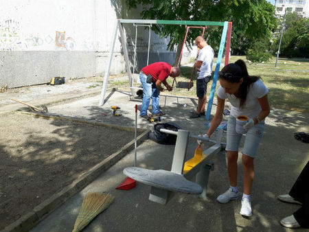 С личен труд общински съветници от НФСБ върнаха блясъка на изоставена детска площадка в Бургас