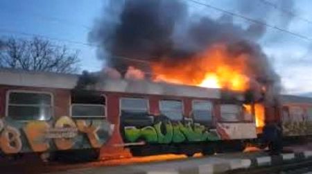 Пламна локомотив на влака Бургас-Сливен