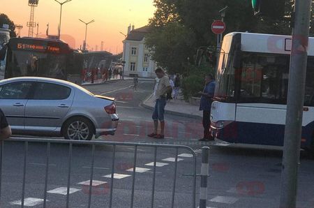 Кошмар! Градски автобус и Пежо се помляха на светофара пред Пристанище Бургас