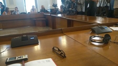 Демонтирали микрофоните в пресцентъра на правителството, защото не можели да ги изключат