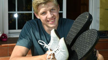 Тийнейджър от Германия носи 57-ми номер обувки