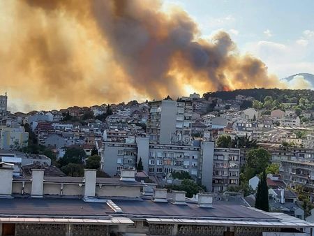 Извънредно от Стара Загора! Гори страшен пожар, евакуират деца на ръце