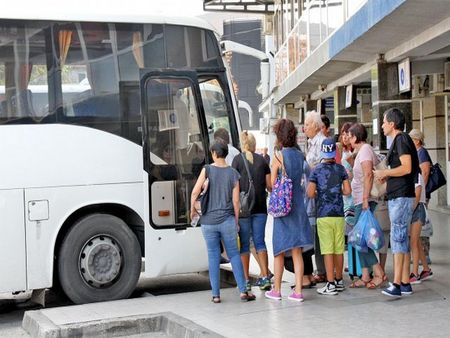 Знаете ли какви са ви правата при отменени или закъснели автобуси