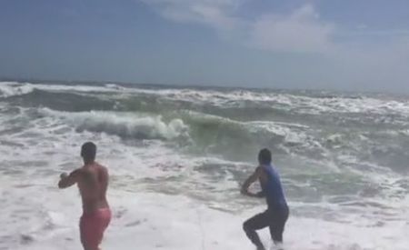 Обзор на косъм от трагедия! Осем спасители се борят за живота на удавник на Южния плаж
