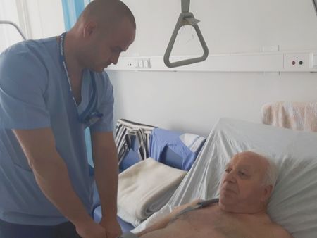 За първи път в Бургас – ортопеди взеха кост от крака на пациент, за да спасят ръката му
