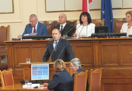 Румен Радев разбуни парламента с критична реч – обвини властта в необуздана корупция по високите етажи